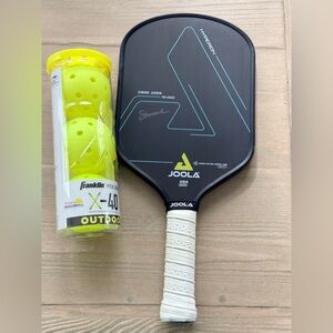 JOOLA Hyperion Simone Jardim Swift Black Pickleball Paddle + bonus balls